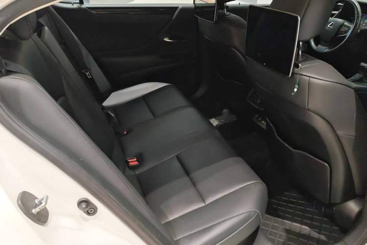 Used Lexus ES 2020 300h Deluxe Edition