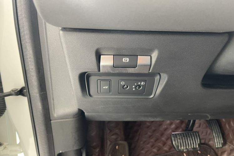 Used Land Rover Discovery Sport 2020 200 PS Family Edition
