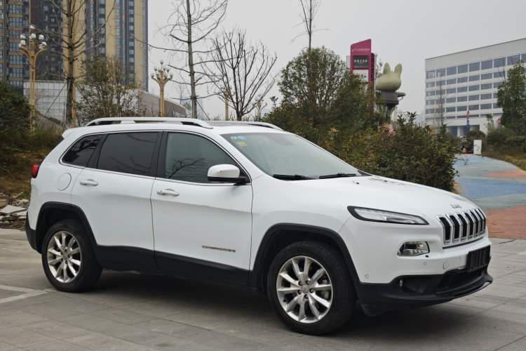 Used  Cherokee 2014 2.4L Luxury Edition
