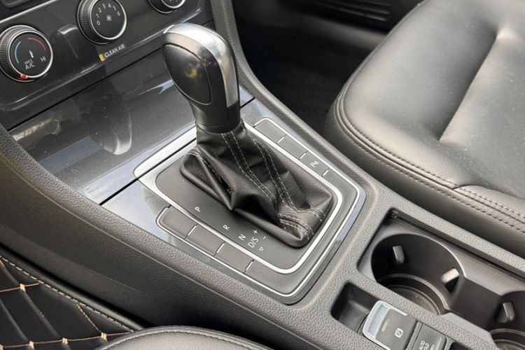 Used Volkswagen Golf 2017 1.6L Automatic Comfort Million-Vehicle Anniversary Edition
