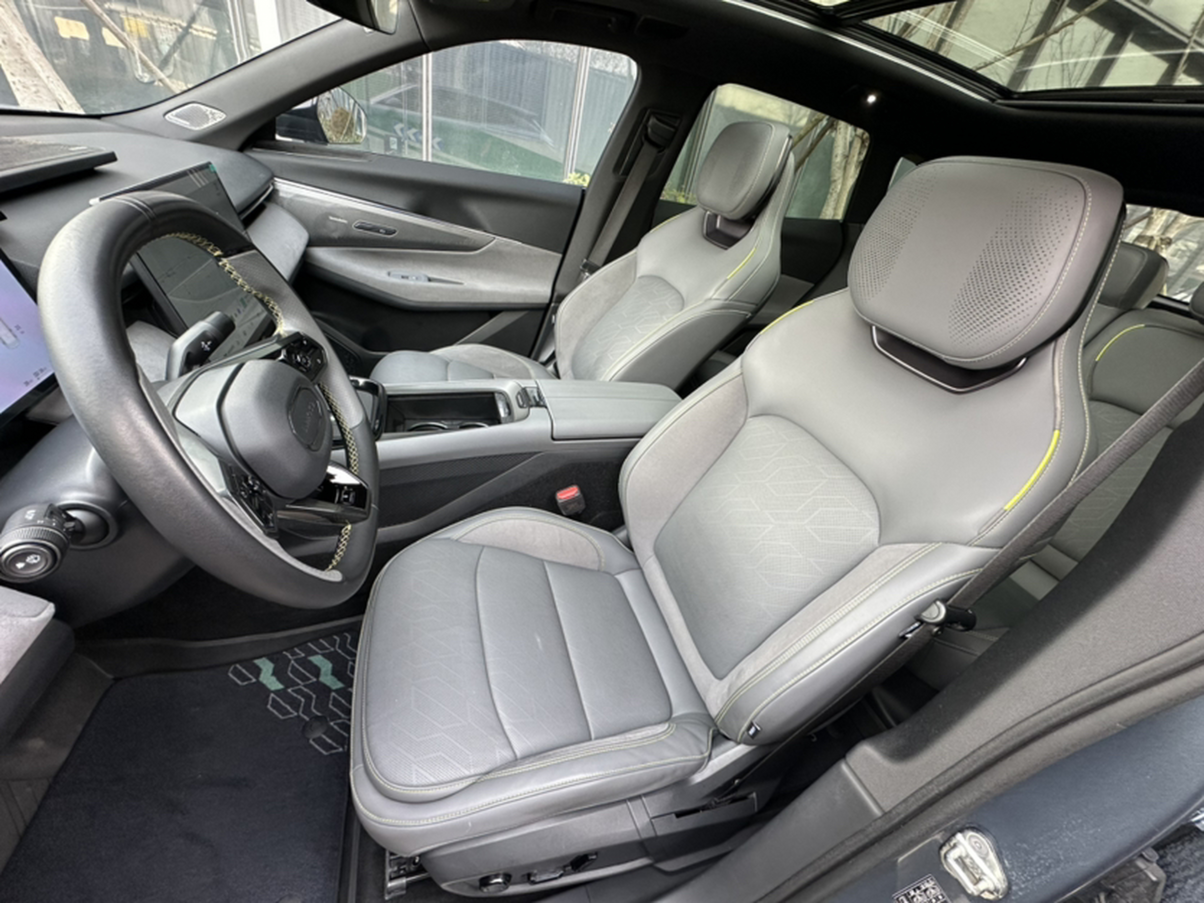 المقاعد الأمامية داخل السيارة