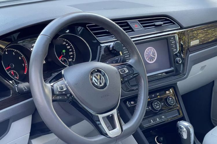 Used Volkswagen Touran 2018 Volkswagen Touran L 280TSI DSG Comfort Edition 7-seater
