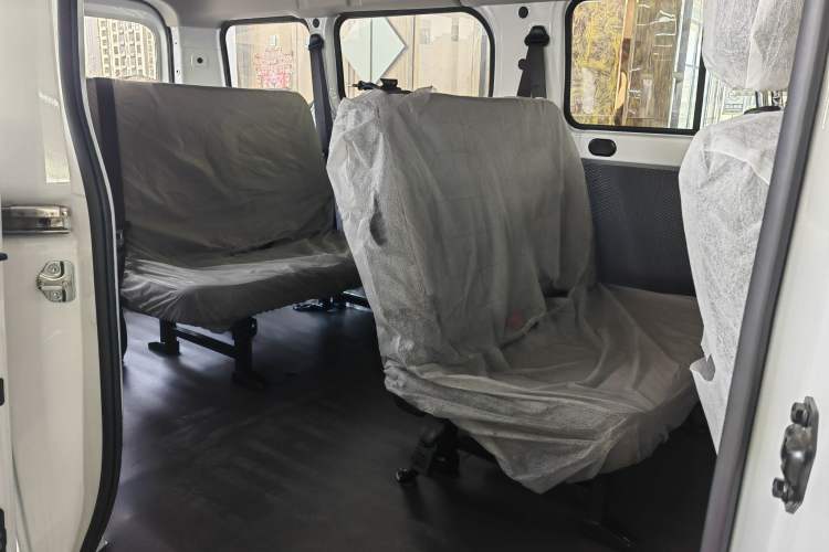 Used Wuling Yangguang 2024 300KM Comfort Version Passenger Van 75kW
