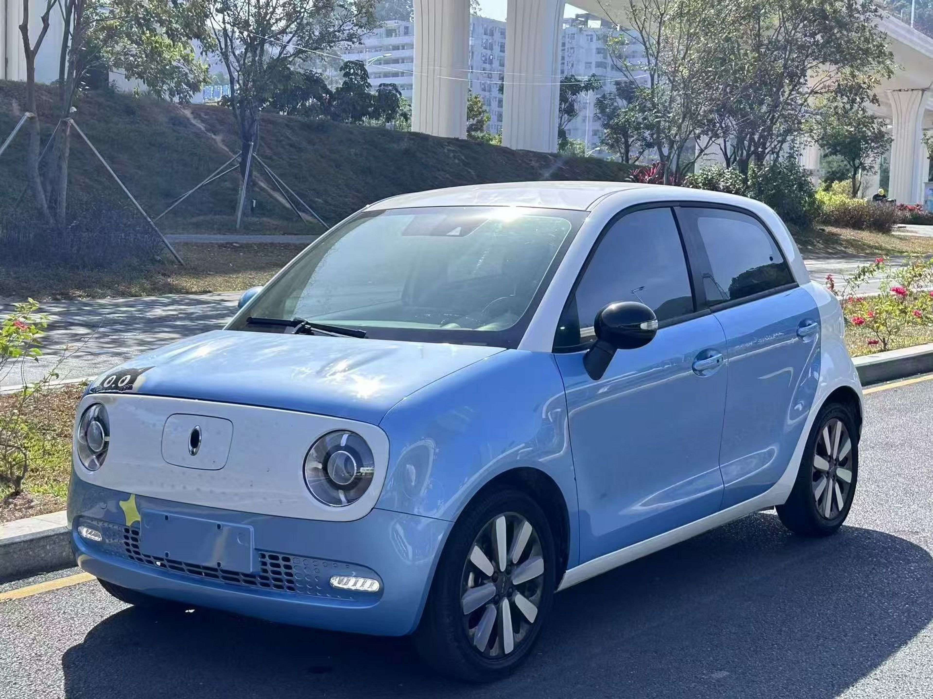 Под передней частью автомобиля