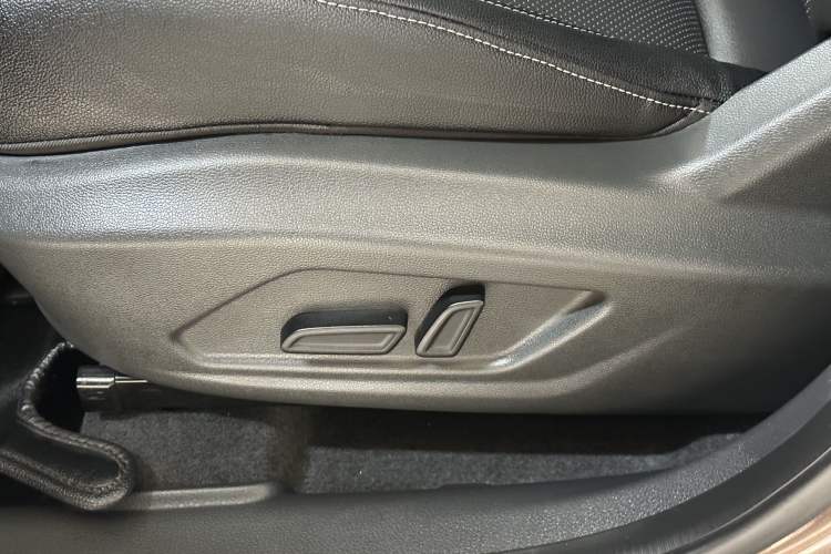 Used Roewe RX5 2016 20T Two-Wheel Drive Automatic Internet Smart Edition
