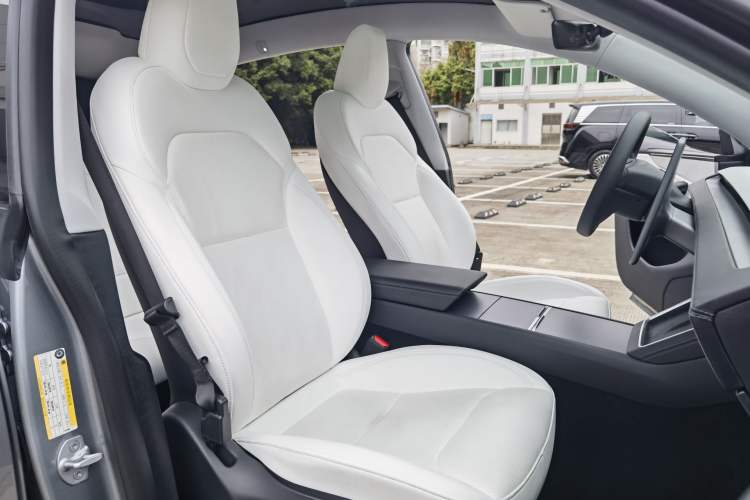 Used Tesla Model Y 2025 Rear-Wheel-Drive Version
