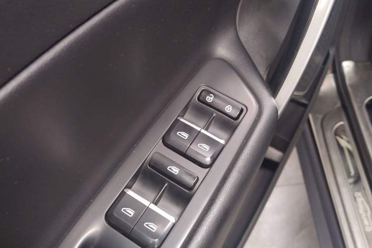 Used Geely Auto Emgrand X7 Sport 2018 1.8TD Automatic Two-Wheel Drive Smart Connect 4G Internet Edition
