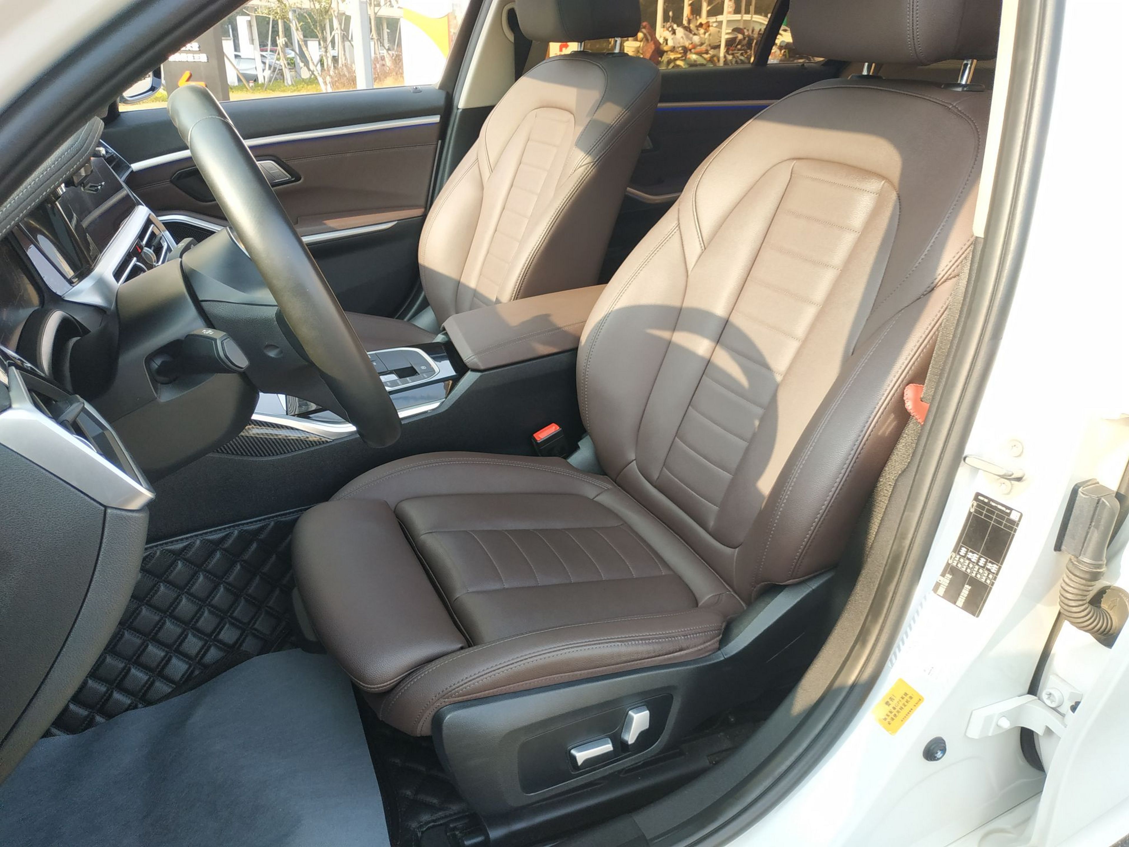 Переднее сиденье в автомобиле