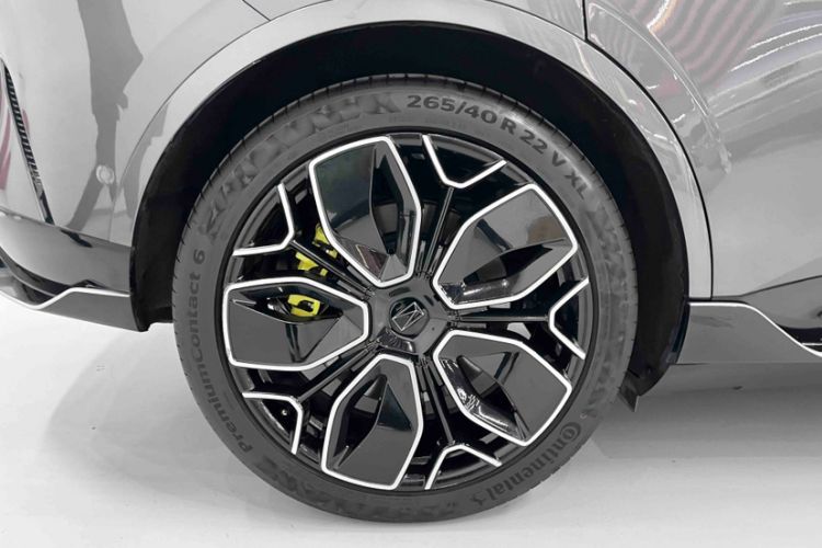 Used  11 2024 730 Luxury Edition with Three Lasers and Rear-Wheel Drive
