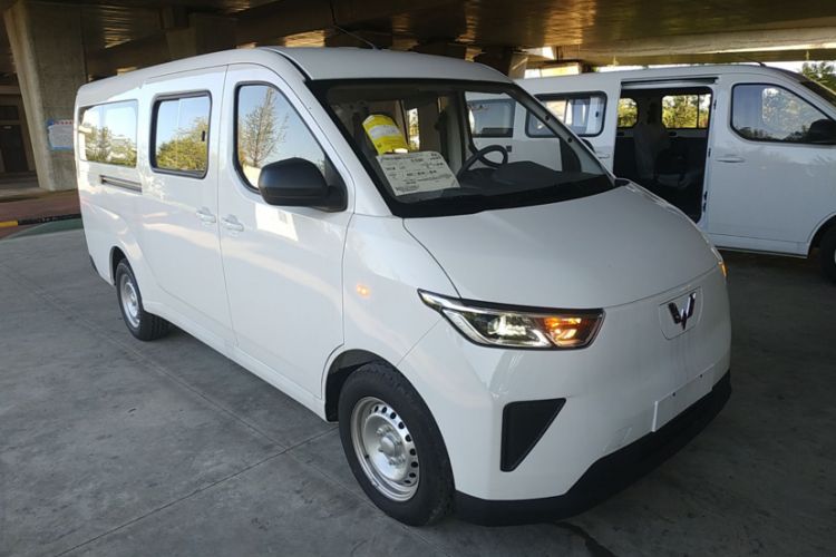 Used Wuling Yangguang 2024 300KM Comfort Version Passenger Van 75kW
