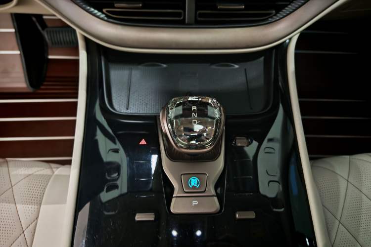 Used Denza D9 2022 DM-i 970 Four-Wheel Drive Prestige Model
