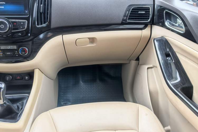 Used Baojun 730 2014 1.5L Manual Luxury Navigation ESP Version 7 Seats
