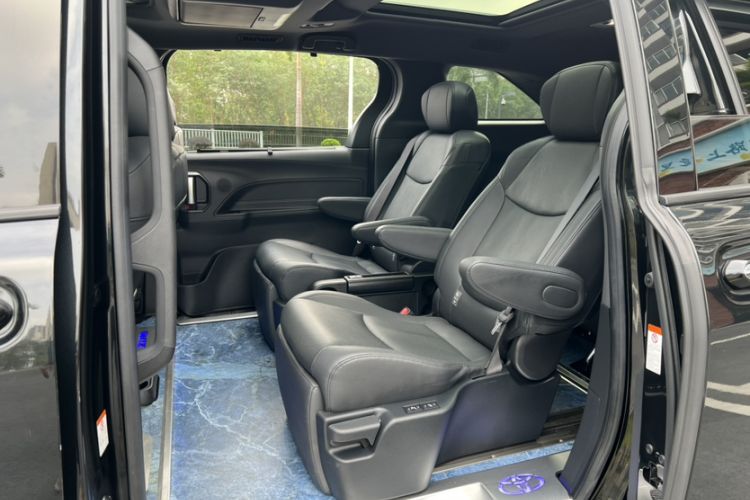 Used Toyota Granvia 2022 2.5L Hybrid Flagship Edition
