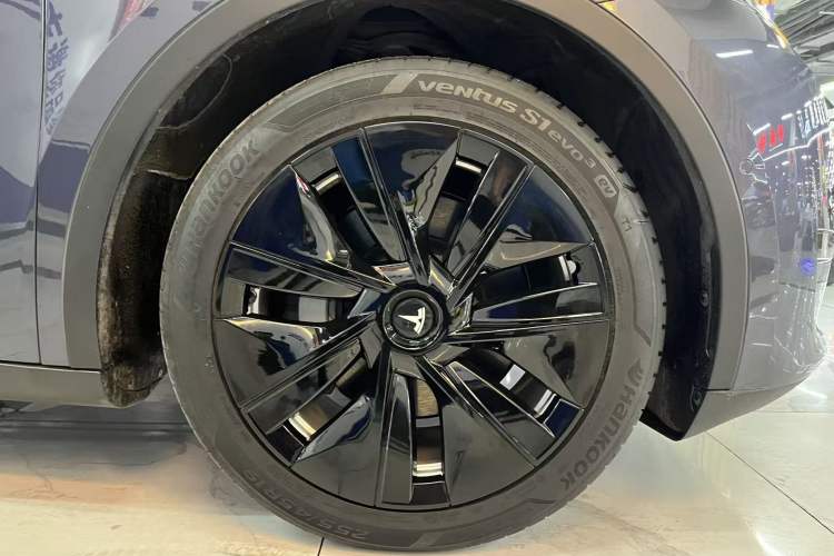 Used Tesla Model Y 2023 Long-Range All-Wheel-Drive Version
