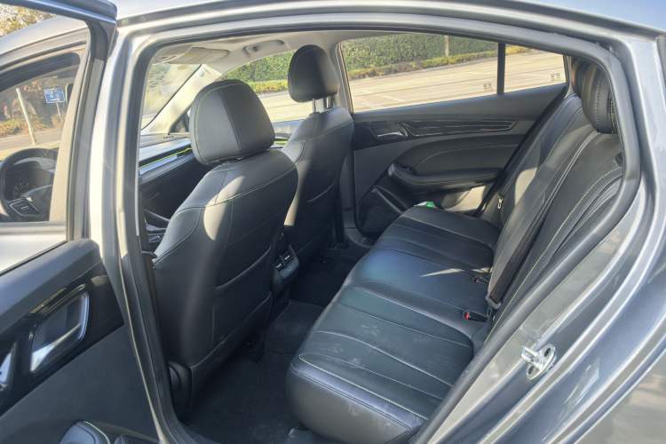 Used Roewe i5 2021 1.5L CVT Black Gold Edition
