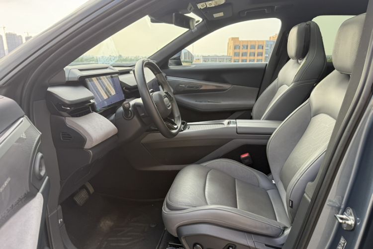 Used Lynk & Co 08 EM-P 2025 220 km All-Wheel-Drive Performance Halo
