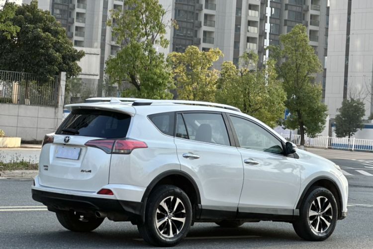Used Toyota RAV4 2016 2.0L CVT Two-Wheel Drive Fashion Edition China V Standard
