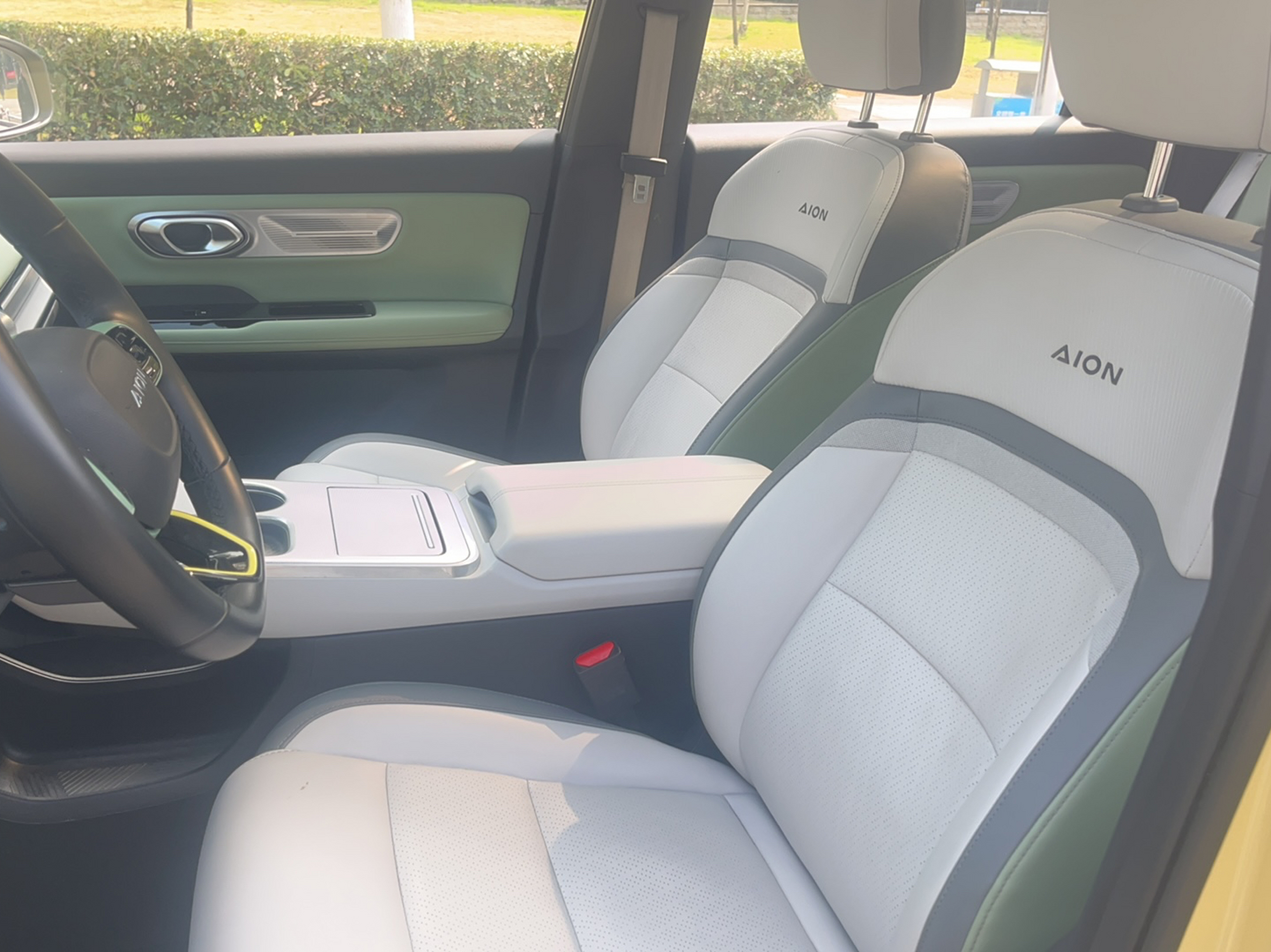 المقاعد الأمامية داخل السيارة