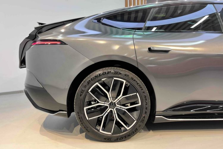 Used  12 2023 700 Three-Laser Rear-Wheel Drive Luxury Edition
