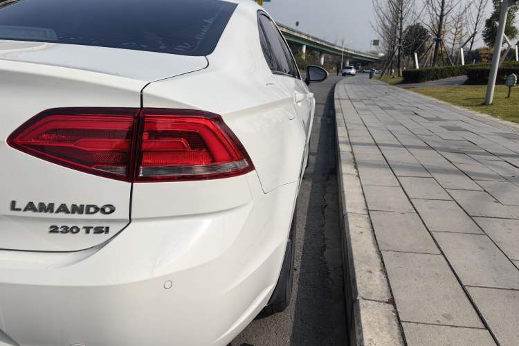 Used Volkswagen Lamando 2017 230TSI DSG Fashion Edition
