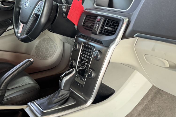 Used Volvo V40 2016 T4 Smart Luxury Edition
