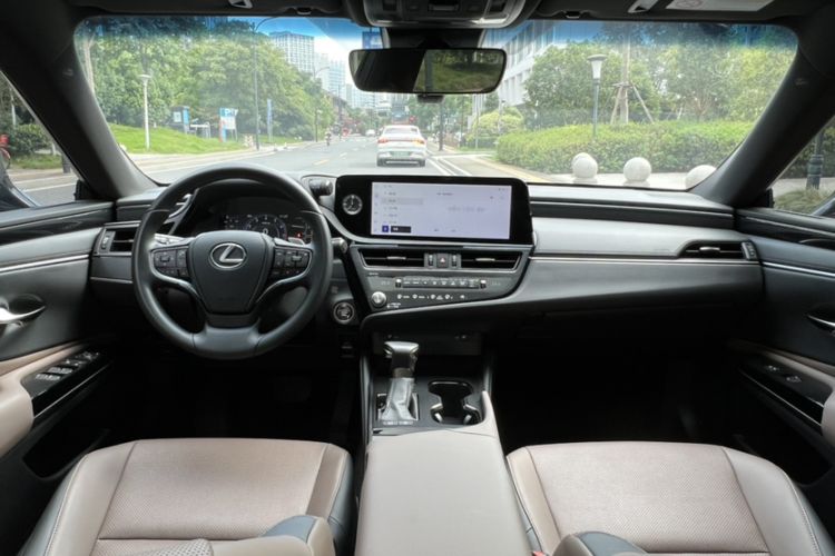 Used Lexus ES 2023 200 Excellence Edition
