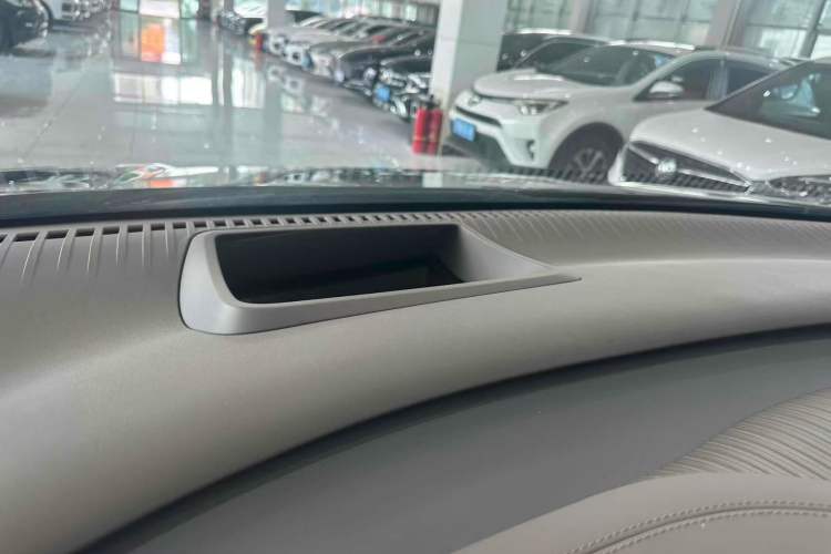 Used Denza D9 2022 DM-i 970 Four-Wheel Drive Prestige Model
