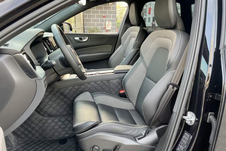 Used Volvo XC60 New Energy 2025 Plug-in Hybrid Long-Range All-Wheel Drive Zhiyuan Extreme Night Black Edition