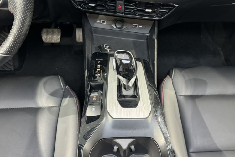 Used MG 5 2022 300TGI DCT Chao Yue Luxury Edition
