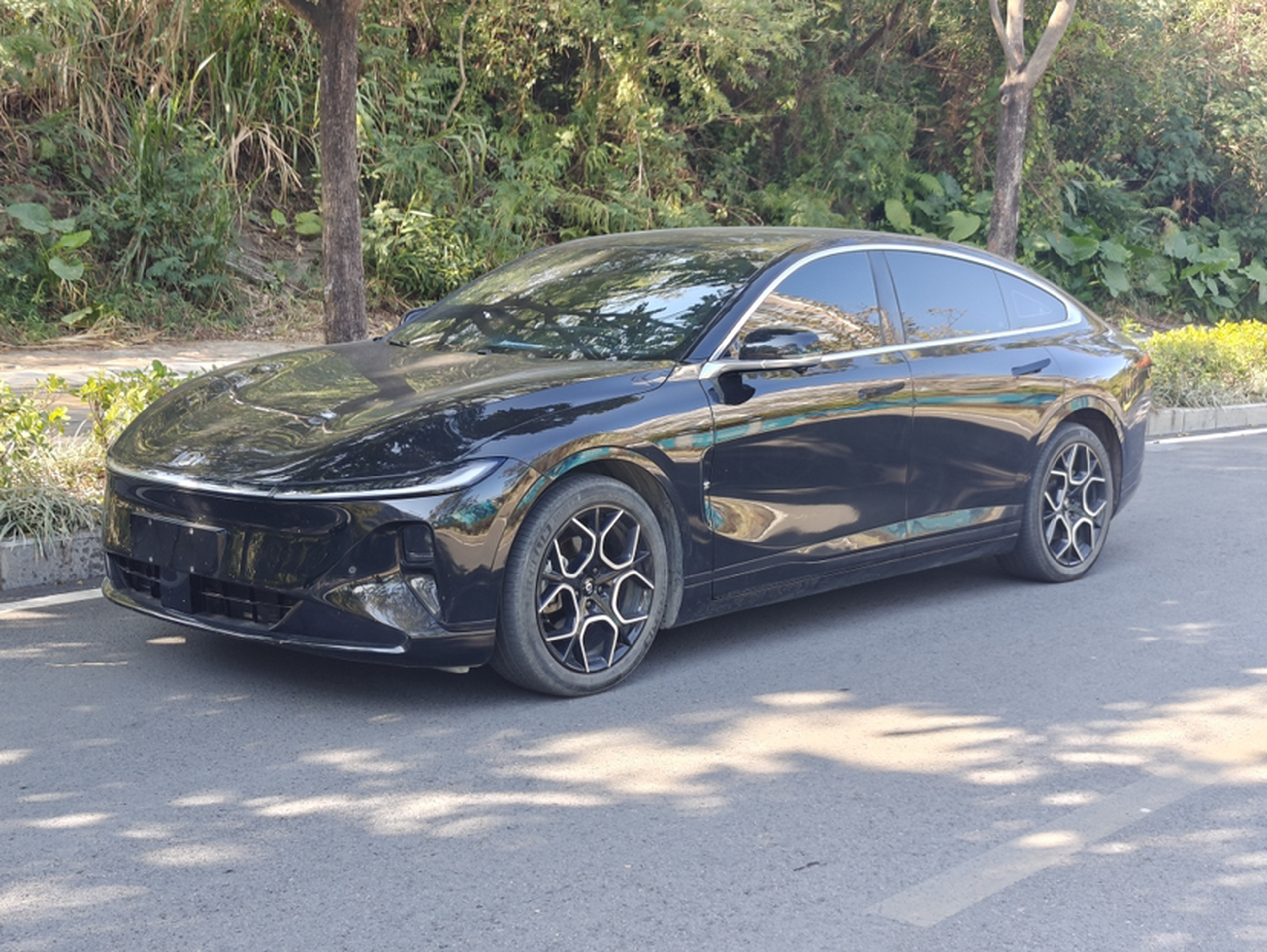 Под передней частью автомобиля