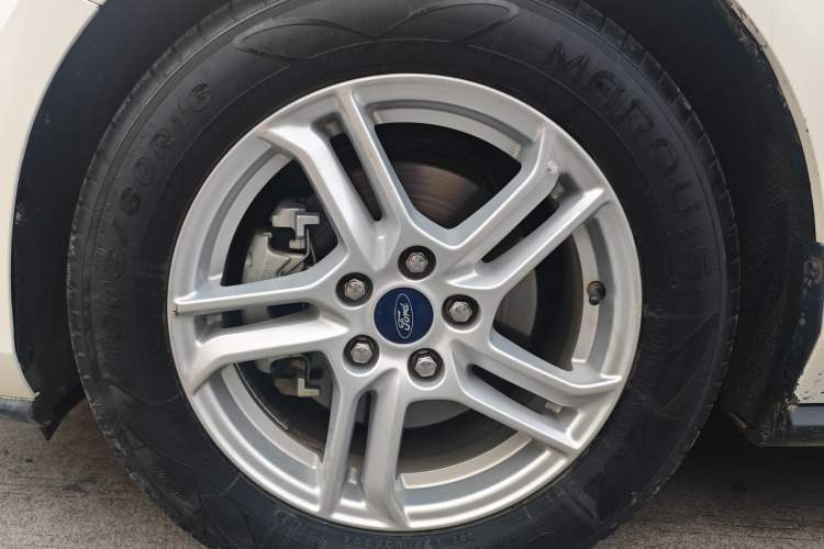 Used Ford Focus 2019 Sedan 1.5L Manual FENGYUE Model China V Emission Standard
