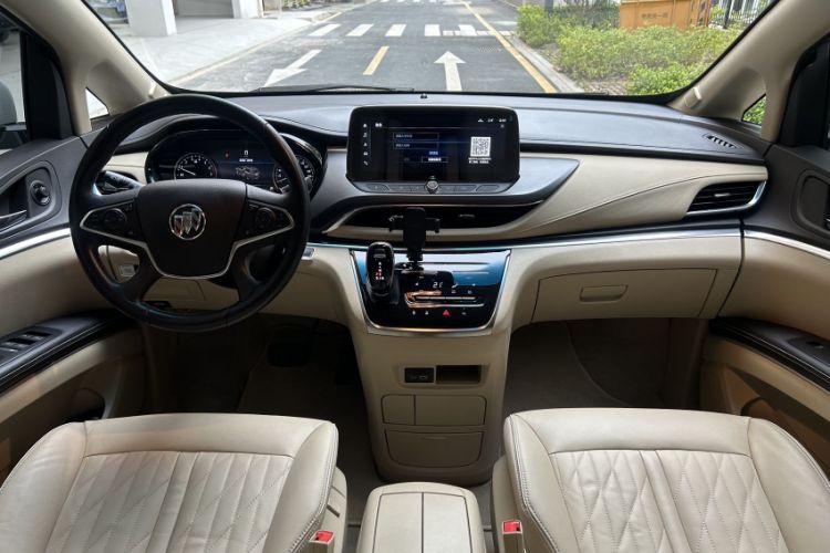 Used Buick GL8 2023 Facelifted Land Cruiser Executive Luxury Version
