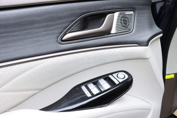 Used Denza D9 2022 DM-i 970 Four-Wheel Drive Flagship Model
