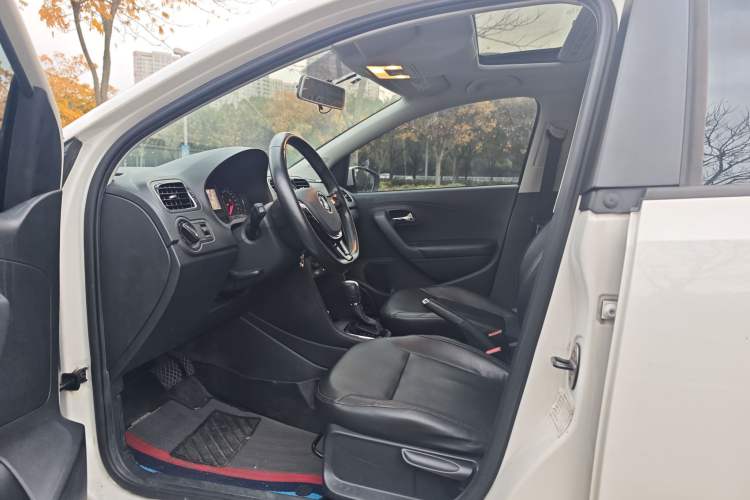 Used Volkswagen Polo 2016 1.6L Automatic Comfort Model
