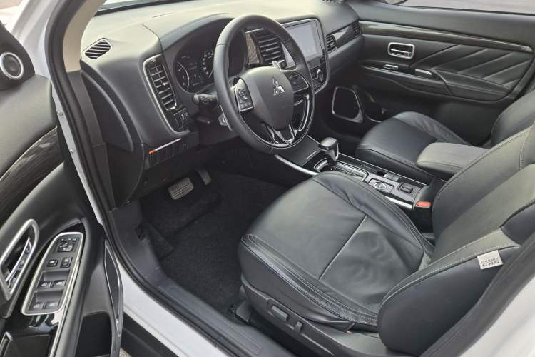 Used Mitsubishi Outlander 2019 2.4L 4x4 Zhi Xiang Edition 7 Seats China VI Standard
