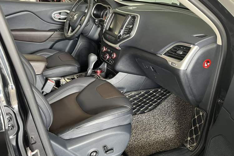 Used  Cherokee 2016 2.4L Professional Smart Version
