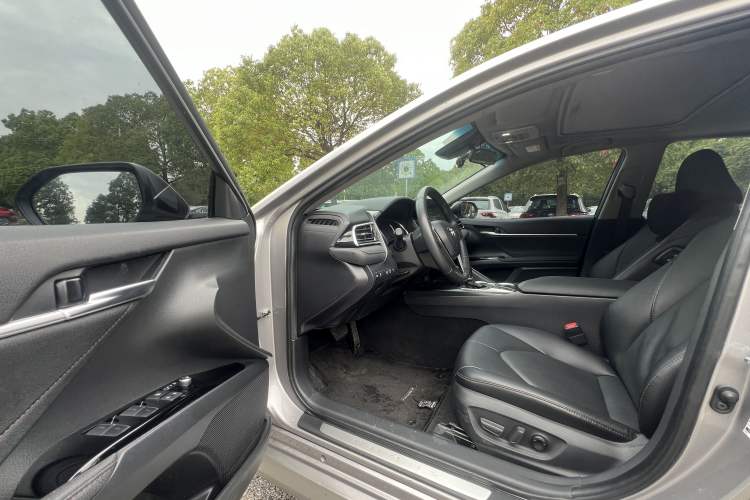 Used Toyota Camry 2021 2.0G Luxury Edition
