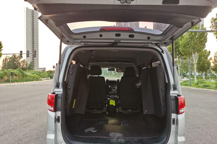 Used FORTHING Lingzhi 2016 V3 1.5L 7-Seater Comfort Model China IV Standard
