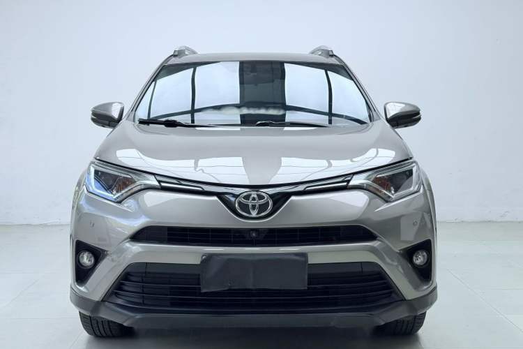 Used Toyota RAV4 2016 2.0L CVT Two-Wheel Drive Fashion Edition China V Standard
