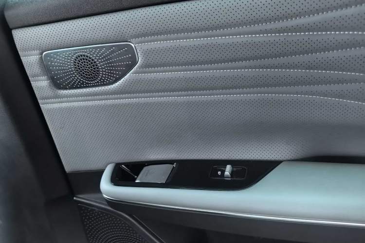 Used  E8 2024 550 km Range Rear-Drive Dragon Edition
