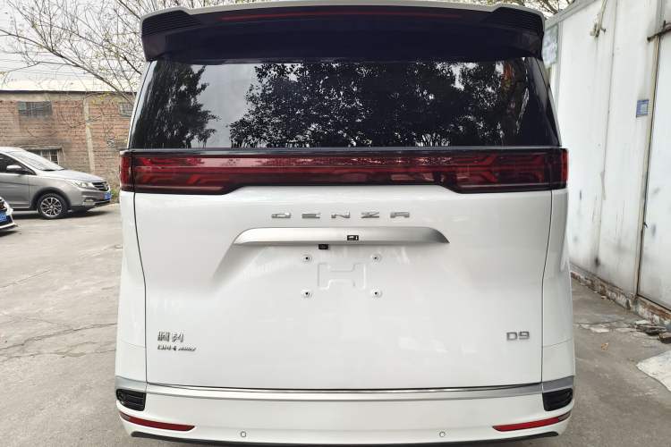 Used Denza D9 2022 DM-i 1040 Prestige Model
