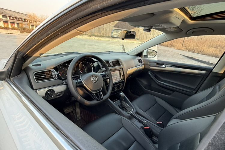 Used Volkswagen Sagitar 2015 1.6L Automatic Comfort Model
