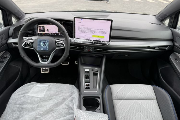 Used Volkswagen Golf 2025 Facelift 300TSI R-Line
