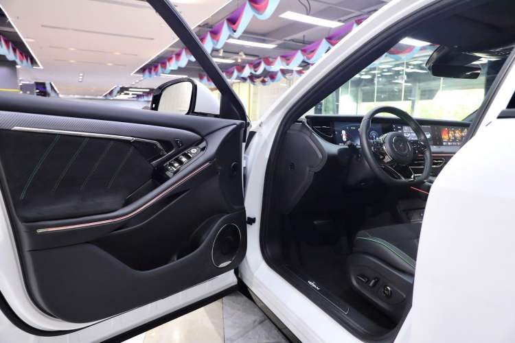 Used VOYAH FREE 2025 318 259 km All-Wheel-Drive Exploration Edition
