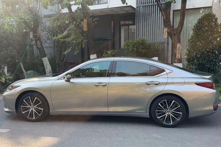 Used Lexus ES 2021 300h Premium Edition
