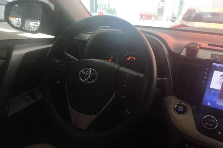 Used Toyota RAV4 2016 2.0L CVT Two-Wheel Drive Fashion Edition China V Standard