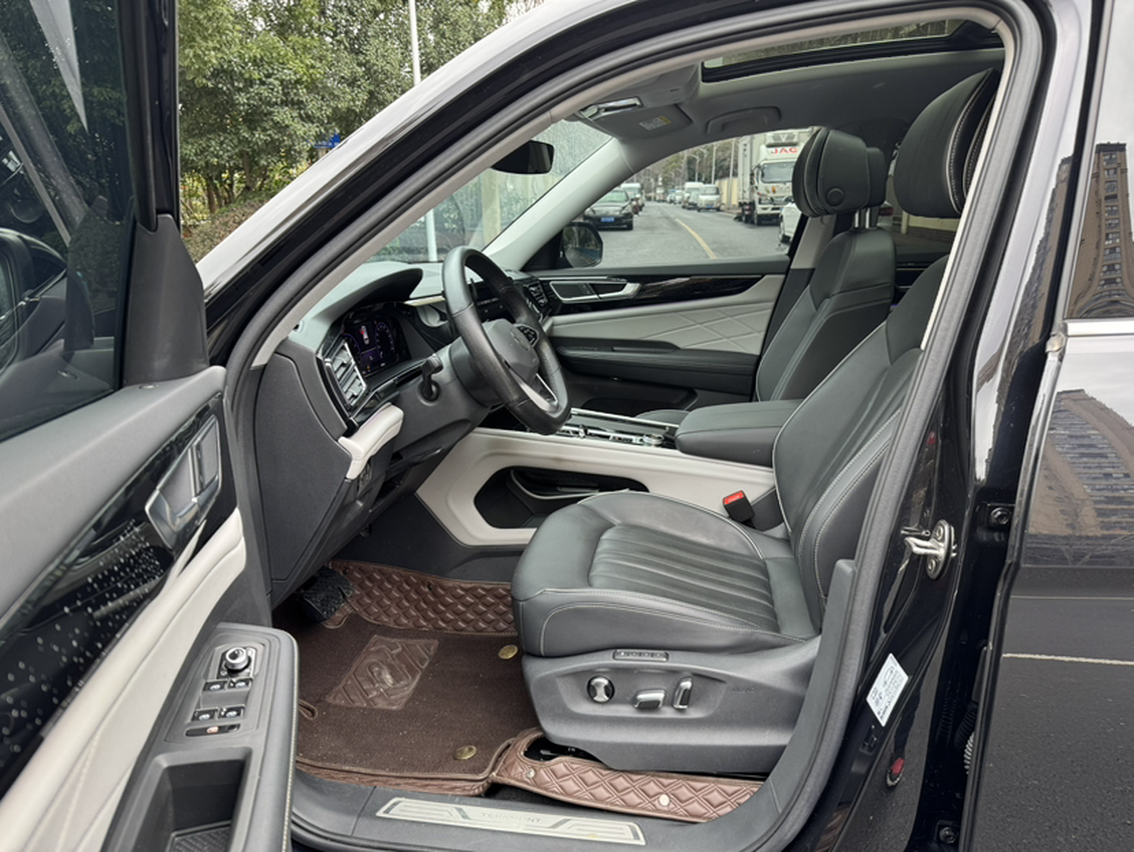 Переднее сиденье в автомобиле