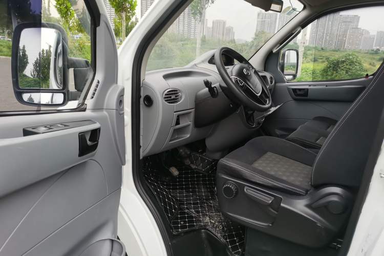 Used SAIC MAXUS Xintu V80 2019 2.5T Classic Edition 6-Speed Manual – Aoyuntong Short Wheelbase Mid-Height Design 5/6 Seats
