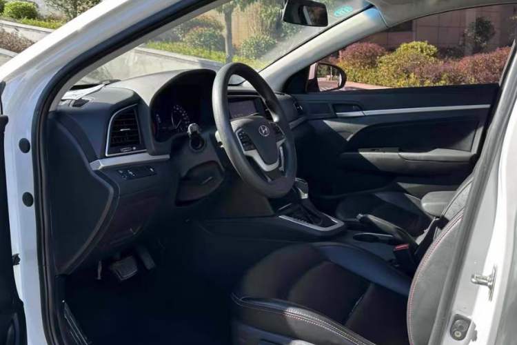 Used Hyundai Elantra 2016 1.6L Automatic ZhiXuan – Elite Version
