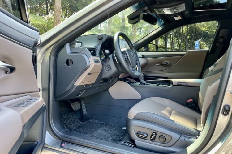 Used Lexus ES 2025 300h Deluxe Edition
